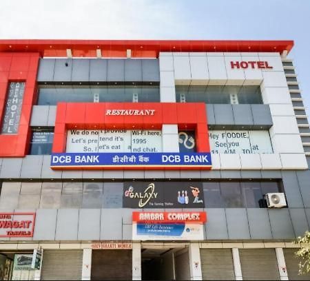 Amber Hotel Barmer Екстериор снимка
