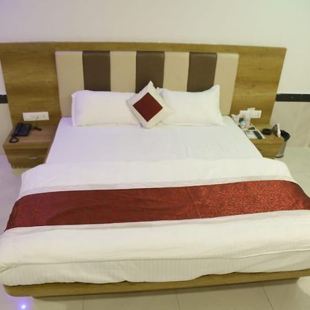 Amber Hotel Barmer Екстериор снимка