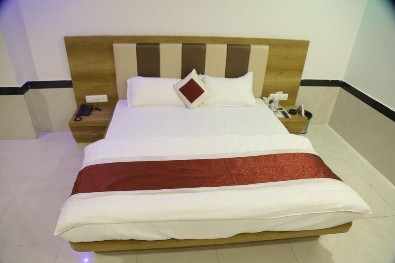 Amber Hotel Barmer Екстериор снимка