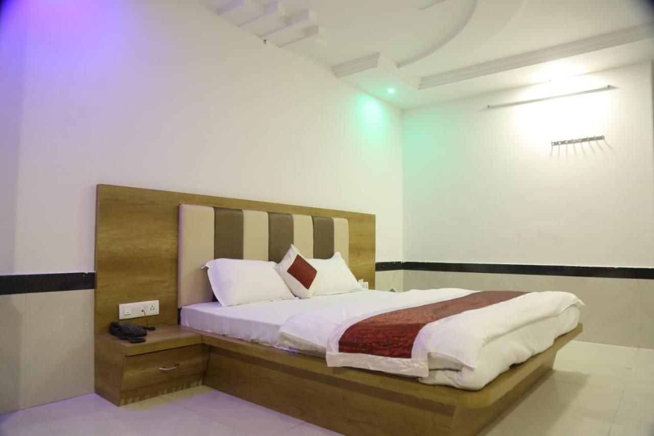 Amber Hotel Barmer Екстериор снимка